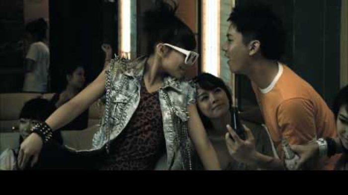 Lirik Lagu dan Terjemahan I Don’t Care - 2NE1, I don’t care eh,eh, eh,eh eh