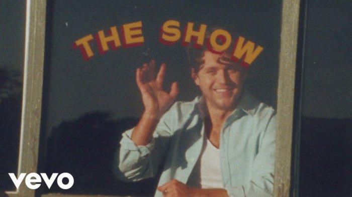 Lirik Lagu dan Terjemahan Niall Horan Never Grow Up, Hope We Grow Old But We Never Grow Up