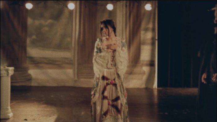 Lirik Lagu dan Terjemahan Take A Chance With Me - NIKI, Oh, Why Can't We for Once Say What We Want