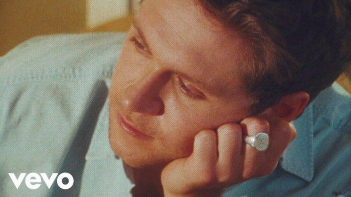 Lirik dan Terjemahan Lagu Must Be Love Niall Horan, I’m A Specialist at Overthinking Everything