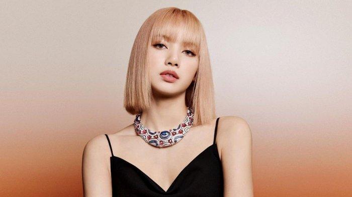 Lisa BLACKPINK dalam sebuah pemotretan