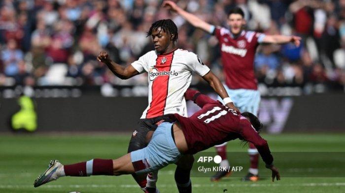 Lucas Paqueta vs Romeo Lavia di Liga Inggris antara West Ham vs Southampton di Stadion London, di London pada 2 April 2023.