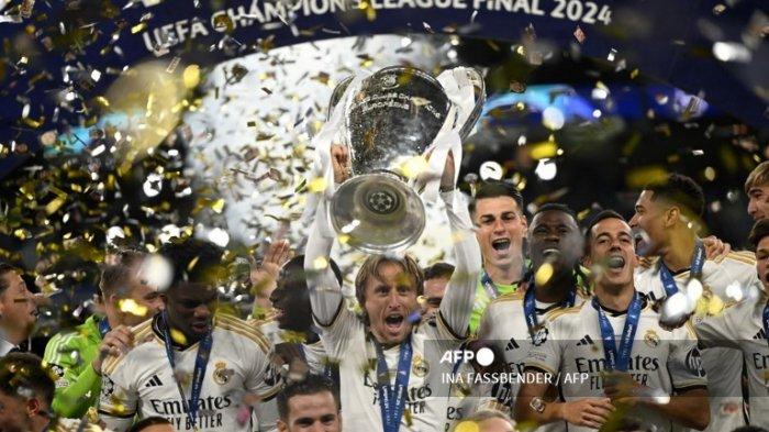 Luka Modric dan para pemain Real Madrid mengangkat trofi Liga Champions Borussia Dortmund vs Real Madrid, di stadion Wembley, di London, pada 1 Juni , 2024.