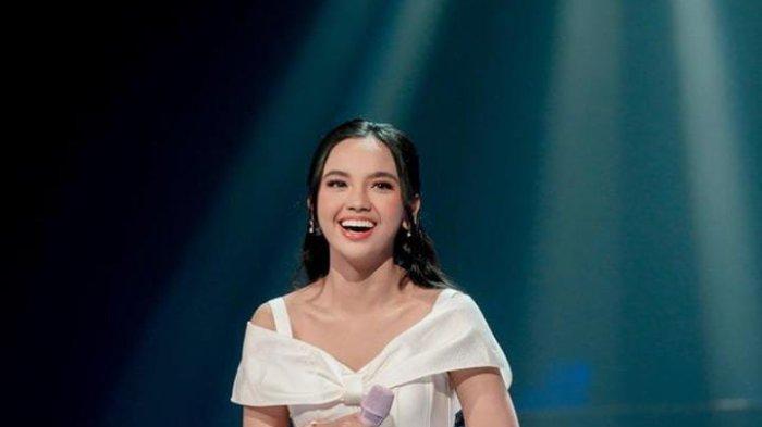 Lyodra nampak anggun menggunakan balutan gaun berwarna putih