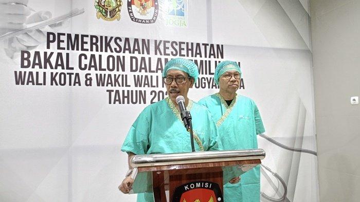 Bakal calon wali kota dan wakil wali kota Yogyakarta, M Afnan Hadikusumo dan Singgih Raharjo, memberikan keterangan pers sebelum menjalani tes kesehatan di RS Jogja, Jumat (30/8/2024).