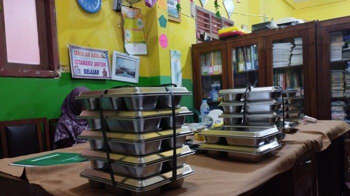 MBG BASI: Sejumlah wadah paket MBG yang telah dikonsumsi anak-anak TK ABA Kasatriyan Wates, Kulon Progo, Rabu (18/06/2025). Menu bakmi MBG pada Selasa diduga basi sehingga membuat anak-anak TK diare dan muntah.