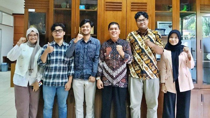 Mahasiswa Fakultas Syariah dan Hukum UIN Sunan Kalijaga Yogyakarta yang mengajukan penghapusan ambang batas presiden atau presidential threshold ke Mahkamah Konstitusi (MK), Enika Maya Oktavia, Rizki Maulana Syafei, Faisal Nasirul Haq, dan Tsalis Khoirl Fatna.