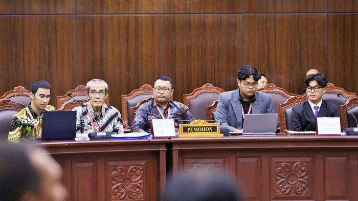 Profil 4 Mahasiswa UIN Sunan Kalijaga Yogyakarta yang Gugat Presidential Threshold ke MK. Keterangan Foto : Sidang Pengujian Materiil Pasal 222 Undang-Undang Nomor 7 Tahun 2017 Tentang Pemilihan Umum Terhadap Undang-Undang Dasar Negara Republik Indonesia Tahun 1945, Rabu 13 November 2024 di Gedung MK, Jakarta.