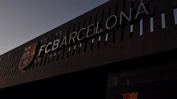 Logo Klub FC Barcelona di Stadion Camp Nou di Barcelona, 5 Agustus 2021