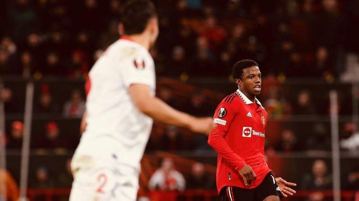 Aksi bek Manchester United, Tyrell Malacia di laga kontra Sevilla pada leg pertama babak perempat final Liga Eropa di Old Trafford, Jumat (14/4/2023).
