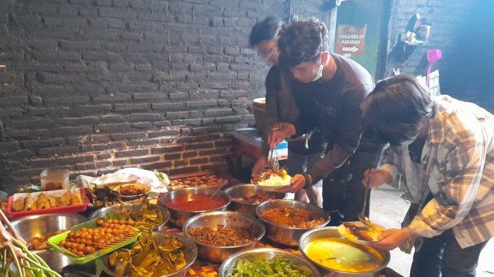 Konsumen sedang mengambil berbagai sajian menu di Mangut Lele Dapur Asli Mbok Marto Ijoyo-Sewon, tepat di Jalan Sewon Indah, Padukuhan Ngireng-ireng, Kalurahan Panggungharjo, Kapanewon Sewon, Kabupaten Bantul, Daerah Istimewa Yogyakarta, Minggu (17/7/2022).