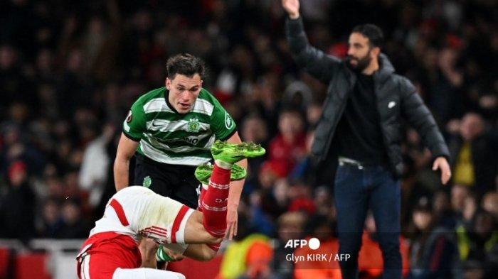 Manuel Ugarte vs Gabriel Martinelli di babak 16 besar Liga Europa antara Sporting CP vs Arsenal di Stadion Emirates di London pada 16 Maret 2023.