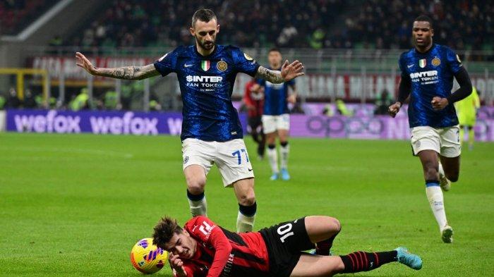 Marcelo Brozovic vs Brahim Diaz di leg pertama semifinal Piala Italia AC Milan vs Inter Milan di Stadion Giuseppe Meazza di Milan pada 1 Maret 2022.