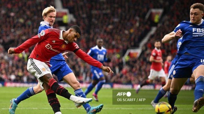 Marcus Rashford menembak di Liga Inggris antara Manchester United vs Leicester City di Old Trafford di Manchester, barat laut Inggris, pada 19 Februari 2023.