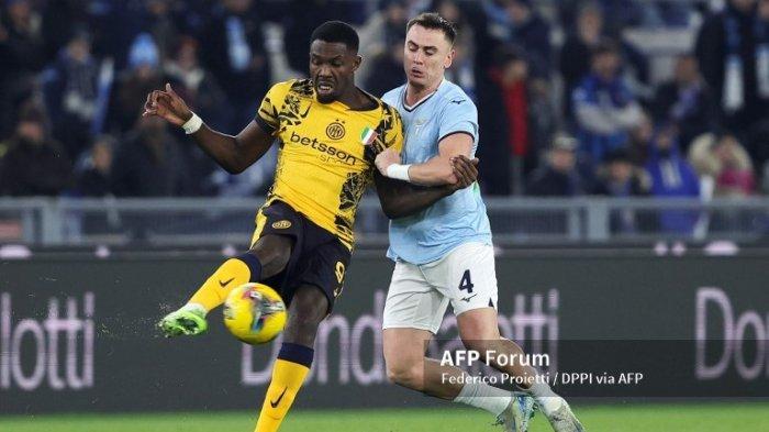 Marcus Thuram vs Patric di Liga Italia Serie A Lazio dan Inter Milan di Stadion Olimpico 16 Desember 2024