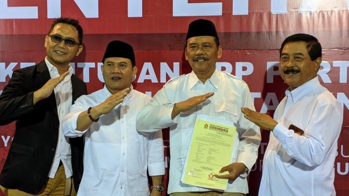 Marija (memegang SK rekomendasi) bersama Yusron Martofa di tengah usai menerima rekomendasi di DPD Partai Gerindra DIY, Senin (26/08/2024) malam.