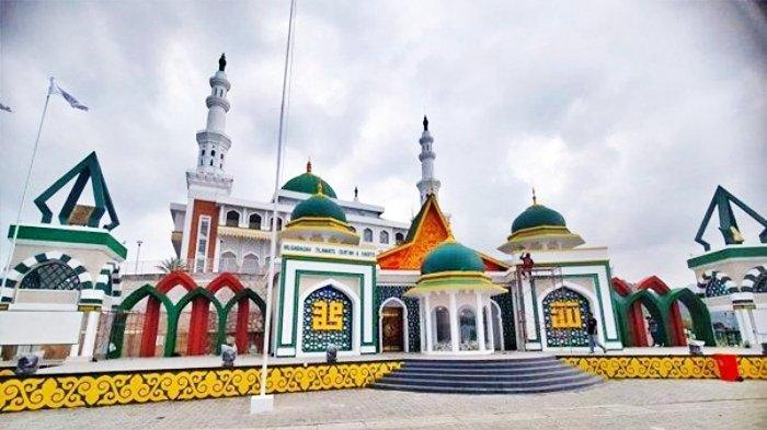Masjid Agung Baitul Makmur di Tarempa, Kabupaten Anambas, Kepulauan Riau (Kepri)