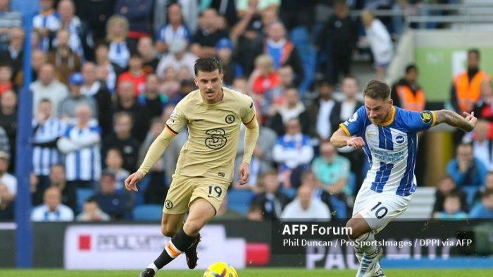 Mason Mount dan Alexis Mac Allister di Liga Inggris Brighton vs Chelsea pada 29 Oktober 2022 di Stadion American Express Community di Brighton and Hove, Inggris.