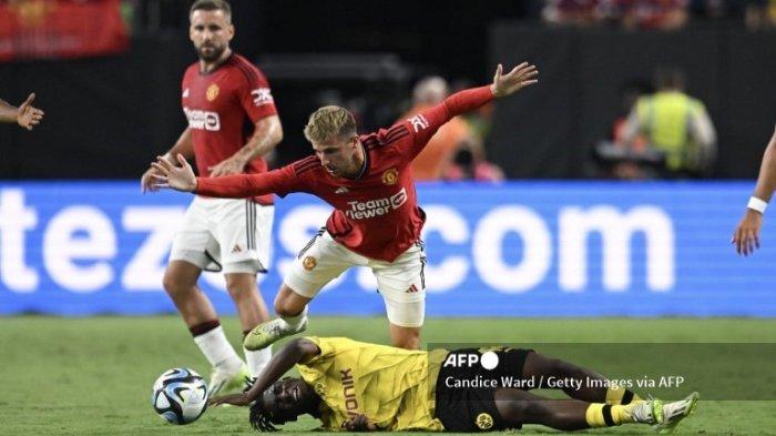Mason Mount vs Samiel Bamba di pertandingan persahabatan pramusim Borussia Dortmund vs Manchester United di Allegiant Stadium pada 30 Juli 2023 di Las Vegas, Nevada.