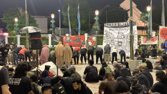 SALAT MAGRIB: Di sela-sela beraksi menyuarakan pendapat terkait pencabutan UU TNI di pelataran Gedung Agung Yogyakarta, massa aksi menggelar salat Magrib bersama, Kamis (23/2/2025)