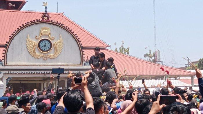 Masyarakat menyerbu Gunungan Sekaten di Masjid Gedhe Kauman, Kamis (28/9/2023).