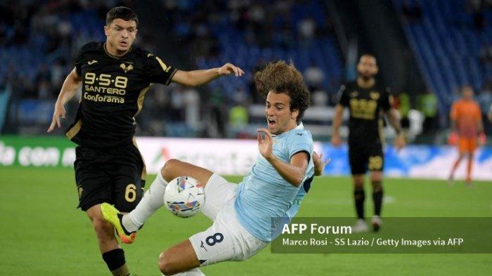 Matteo Guendouzi vs Reda Belahyane di Liga Italia Serie A antara Lazio vs Verona di Stadion Olimpico 16 September 2024 di Roma, Italia.