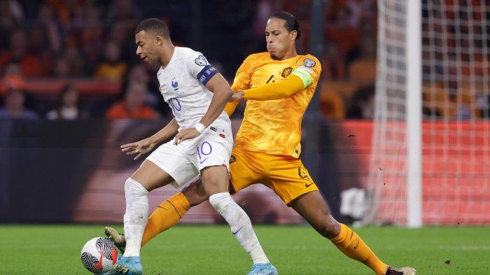 Virgil van Dijk berduel dengan Kylian Mbappé pada pertemuan terakhir di Johan Cruijff Arena di laga Kualifikasi Piala Eropa 2024, 13 Oktober 2023