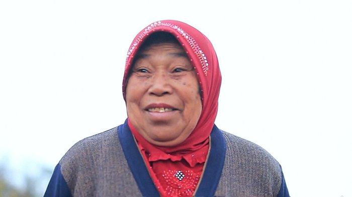 Mbok Yem dalam film dokumenter Mbok Yem “Penjual di Atas Awan” karya Wismoyo Adi Nugroho.