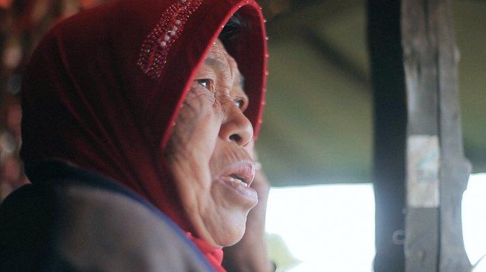 Mbok Yem dalam film dokumenter Mbok Yem “Penjual di Atas Awan” karya Wismoyo Adi Nugroho.
