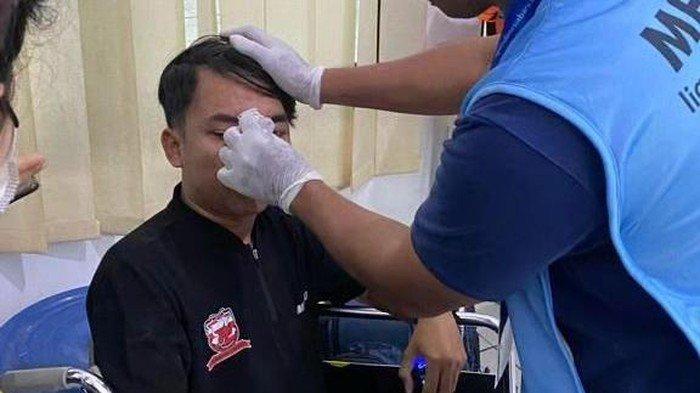 Media officer Madura United, Ferdiansyah Alifurrahman, menjadi korban pengeroyokan yang terjadi saat sesi konferensi pers pascalaga PSS Sleman kontra Madura United, Minggu (24/9/2023).
