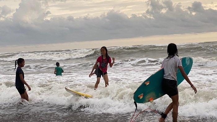 SURFING DI PARANGTRITIS: Sejumlah anak-anak sedang bermain surfing di Pantai Parangtritis, Kabupaten Bantul, DIY, Selasa (28/1/2025). Anak-anak sebagai pemula bermain surfing di tepian pantai.