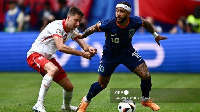 Memphis Depay vs Taras Romanczuk Euro 2024 antara Polandia vs Belanda di Volksparkstadion di Hamburg pada 16 Juni 2024.