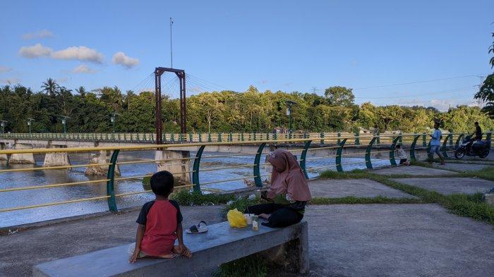 Suasana Bendung Kamijoro di Sentolo, Kulon Progo yang ramai oleh warga.