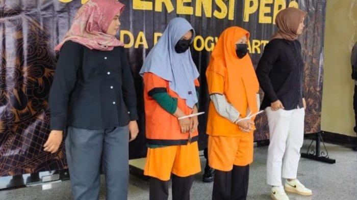 Dua tersangka TPPO dihadirkan saat jumpa pers di Mapolda DIY, Kamis (12/12/2024)