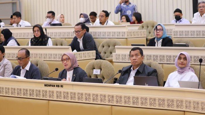 PENUNDAAN PENGANGKATAN: Menteri PAN RB, Rini Widyantini menyampaikan penundaan pengangkatan CPNS dan PPPK formasi tahun 2024 kepada Komisi II DPR RI, Selasa (5/3/2025) di Jakarta