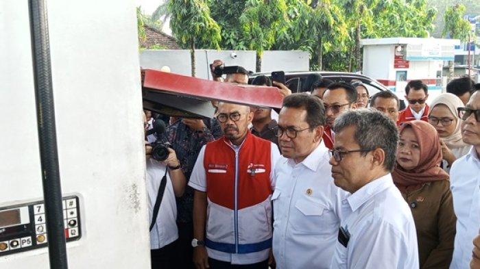 Menteri Perdagangan Budi Santoso didampingi Bupati Sleman, Kustini Sri Purnomo, bersama jajaran saat meninjau SPBU di Jalan Kaliurang, Sardonoharjo, Ngaglik, Kabupaten Sleman yang diduga curang dengan memasang alat PCB di untuk mengurangi takaran, Senin (25/11/2024).