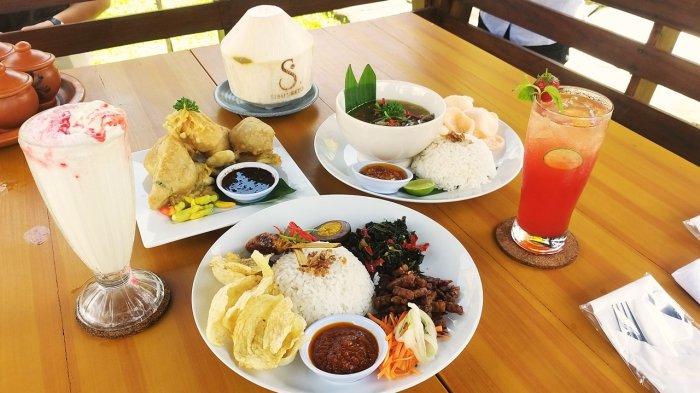 Menu makanan dan minuman di Sibu Resto: Nasi Campur Sibu, Tahu Isi Goreng, Garang Asem Iga Sapi, Ice Blended Vanilla Cheese, dan Strawberry Mojito.