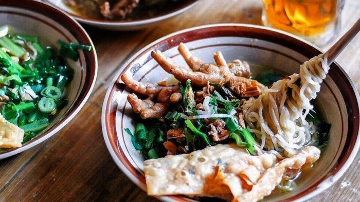 Mi Ayam Pak Waldi disajikan dengan ceker dan pangsit