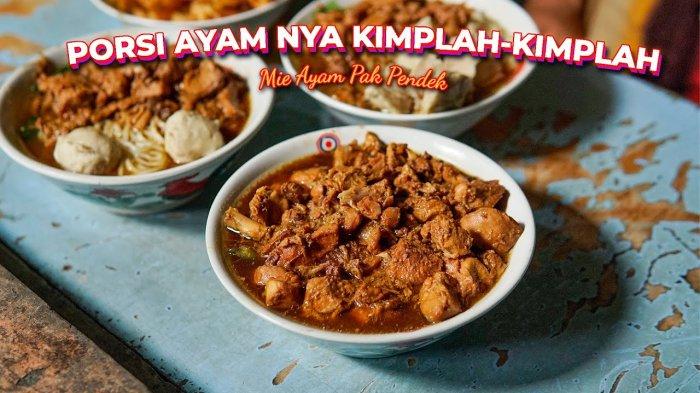 Sajian menu mi ayam pak pendek yang melimpah.