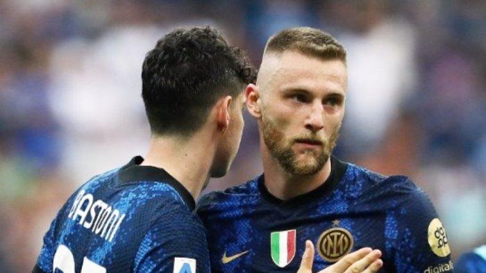 Milan Skriniar dan Alessandro Bastoni di Liga Italia Serie A antara Inter Milan vs Sampdoria di Stadio Giuseppe Meazza pada 22 Mei 2022 di Milan, Italia.
