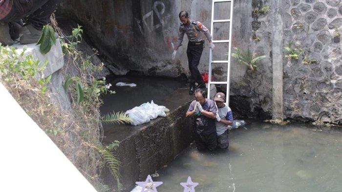 Petugas melakukan evakuasi dua mayat bayi berjenis kelamin perempuan yang ditemukan di sungai Buntung, Dusun Krasakan, Jogotirto, Berbah, Kabupaten Sleman, Kamis (14/9/2023)