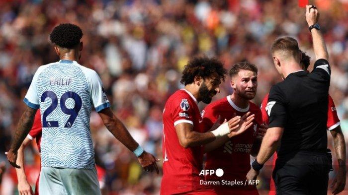Mohamed Salah memohon kepada wasit Thomas Bramall saat ia mengusir gelandang Liverpool asal Argentina Alexis Mac Allister (tengah) di pertandingan sepak bola Liga Utama Inggris antara Liverpool dan Bournemouth di Anfield
