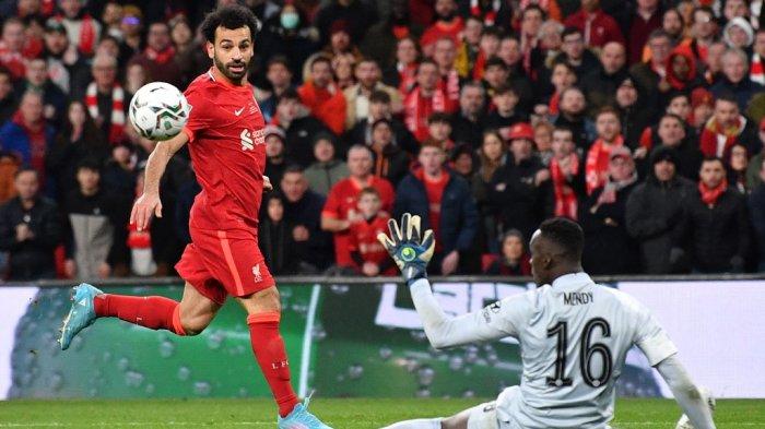 Mohamed Salah vs Edouard Mendy di final Piala Liga Inggris antara Chelsea vs Liverpool di Stadion Wembley, barat laut London pada 27 Februari 2022.