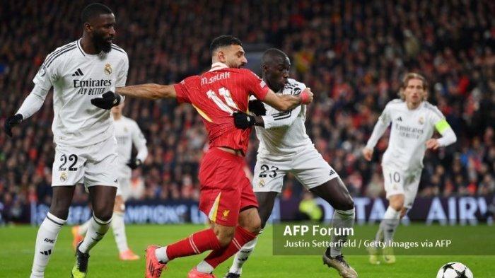 Mohamed Salah vs Ferland Mendy di Liga Champions antara Liverpool vs Real Madrid di Anfield 27 November 2024