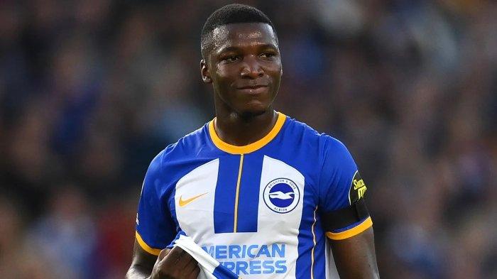 Moises Caicedo mengenakan jersey Brighton