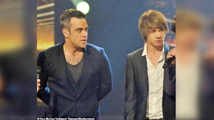 Momen Robbie Williams bersama Liam Payne di The X Factor Inggris 2010