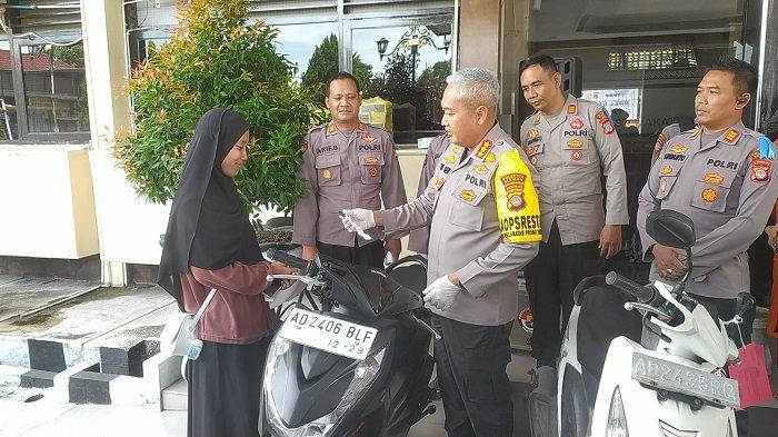 KORBAN PENCURIAN MOTOR: Kapolresta Sleman, Kombes Pol Edy Setyanto Erning Wibowo menyerahkan kembali sepeda motor yang sempat hilang kepada pemiliknya di Mapolresta Sleman.