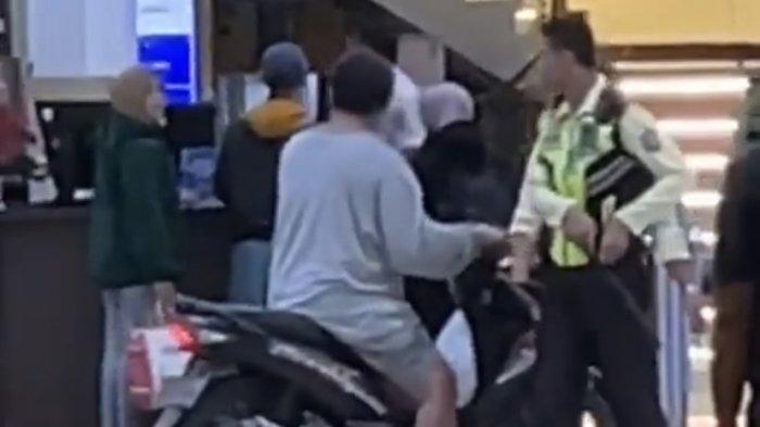 Pengendara motor nyelonong masuk ke hall Stasiun Yogyakarta, Sabtu (21/10/2023) dini hari