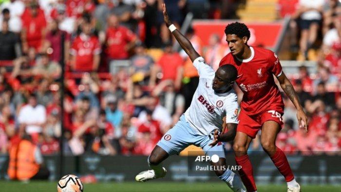 Moussa Diaby vs Jarell Quansah di Liga Inggris antara Liverpool vs Aston Villa di Anfield di Liverpool, barat laut Inggris pada 3 September 2023.