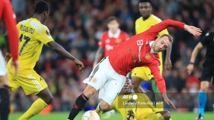 Moussa Kyabou vs Christian Eriksen di Liga Europa antara Manchester United vs Sheriff Tiraspol, di stadion Old Trafford, di Manchester, barat laut Inggris, pada 27 Oktober 2022.